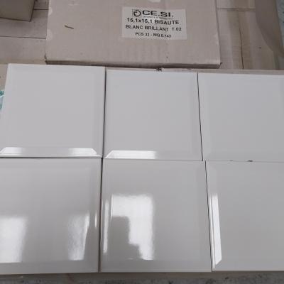 Carrelage : carreau blanc biseauté brillant 15,1 X 15,1 . Vendu au m2 ( 200 m2 en stock)