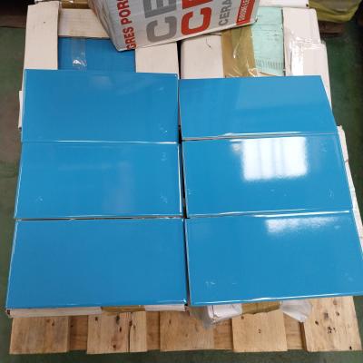 Carrelage : carreau bleu brillant MOTTE 2008 10 X 20 cm, 7 cartons pour 9 M2.