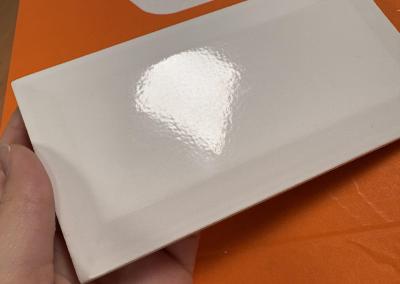 Carrelage métro blanc biseauté 7.5 cm x 15 cm avec un léger relief. Vendu au minimum par 1 carton de 88 pièces, soit environ 0.99 M2 par carton.